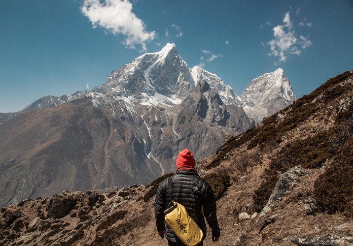Un randonneur au sommet du mont Everest