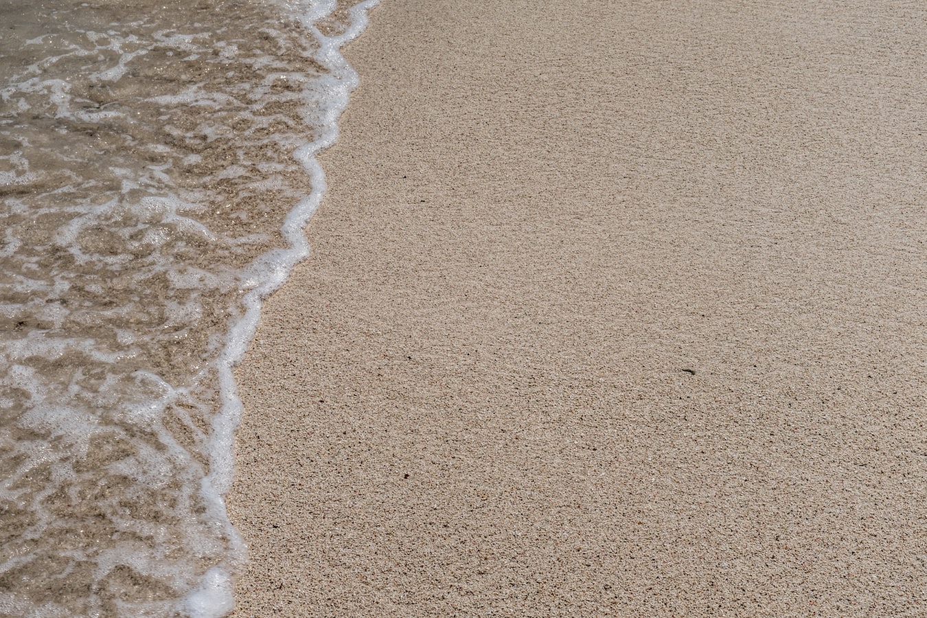Une plage avec une marée et du sable