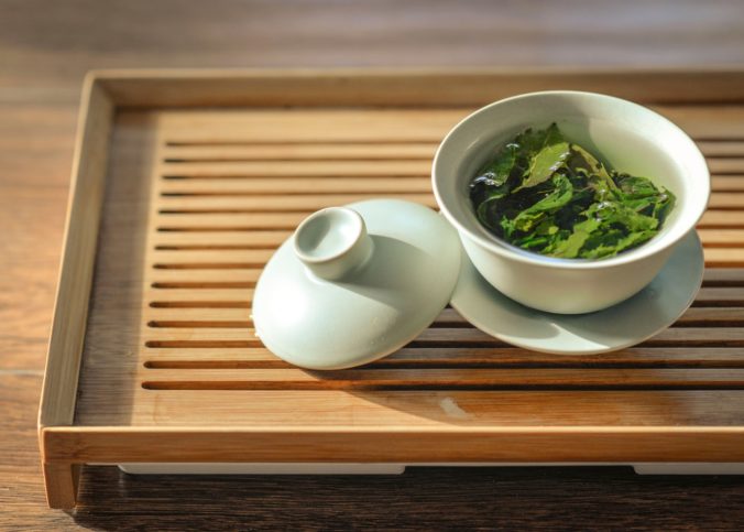 Du thé vert dans un bol en céramique sur une table