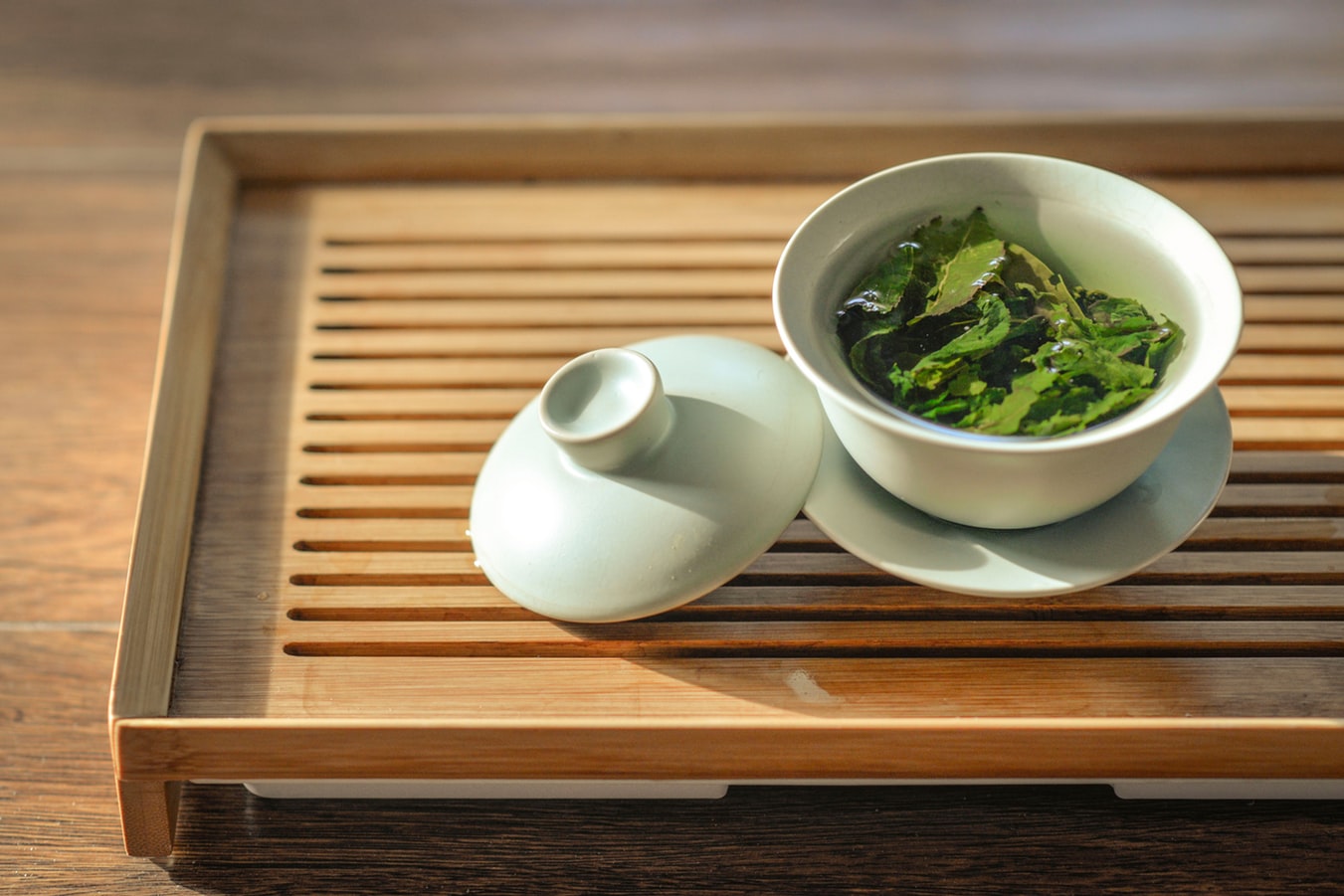 Du thé vert dans un bol en céramique sur une table