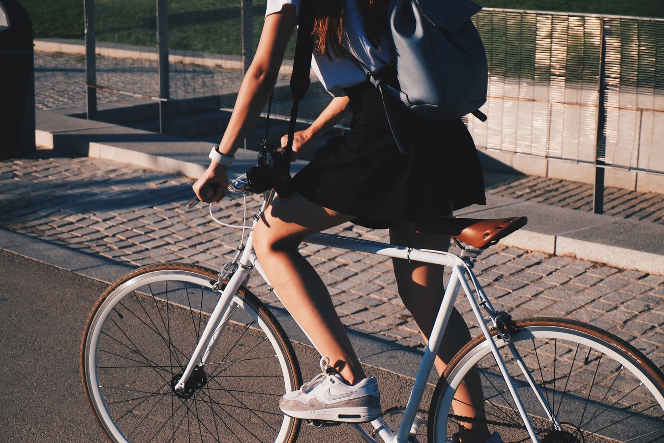 Une jeune fille pédalant un vélo.