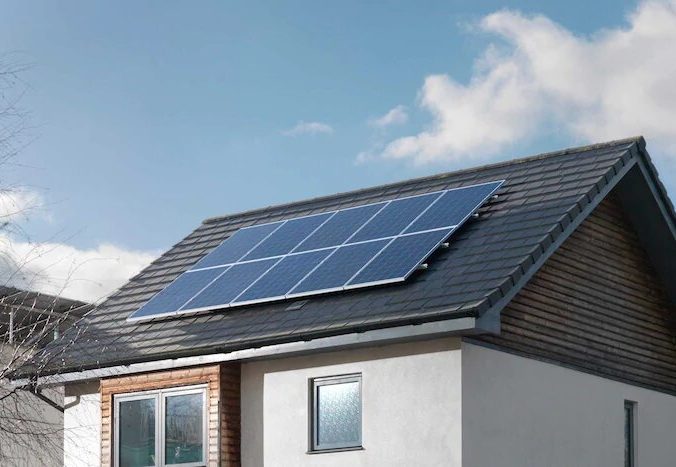 Un panneau solaire sur le toit d'une maison (Photo : Ikea).