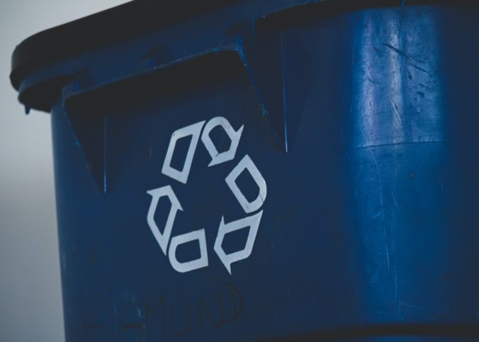 Une poubelle avec un dessin représentant une économie circulaire.