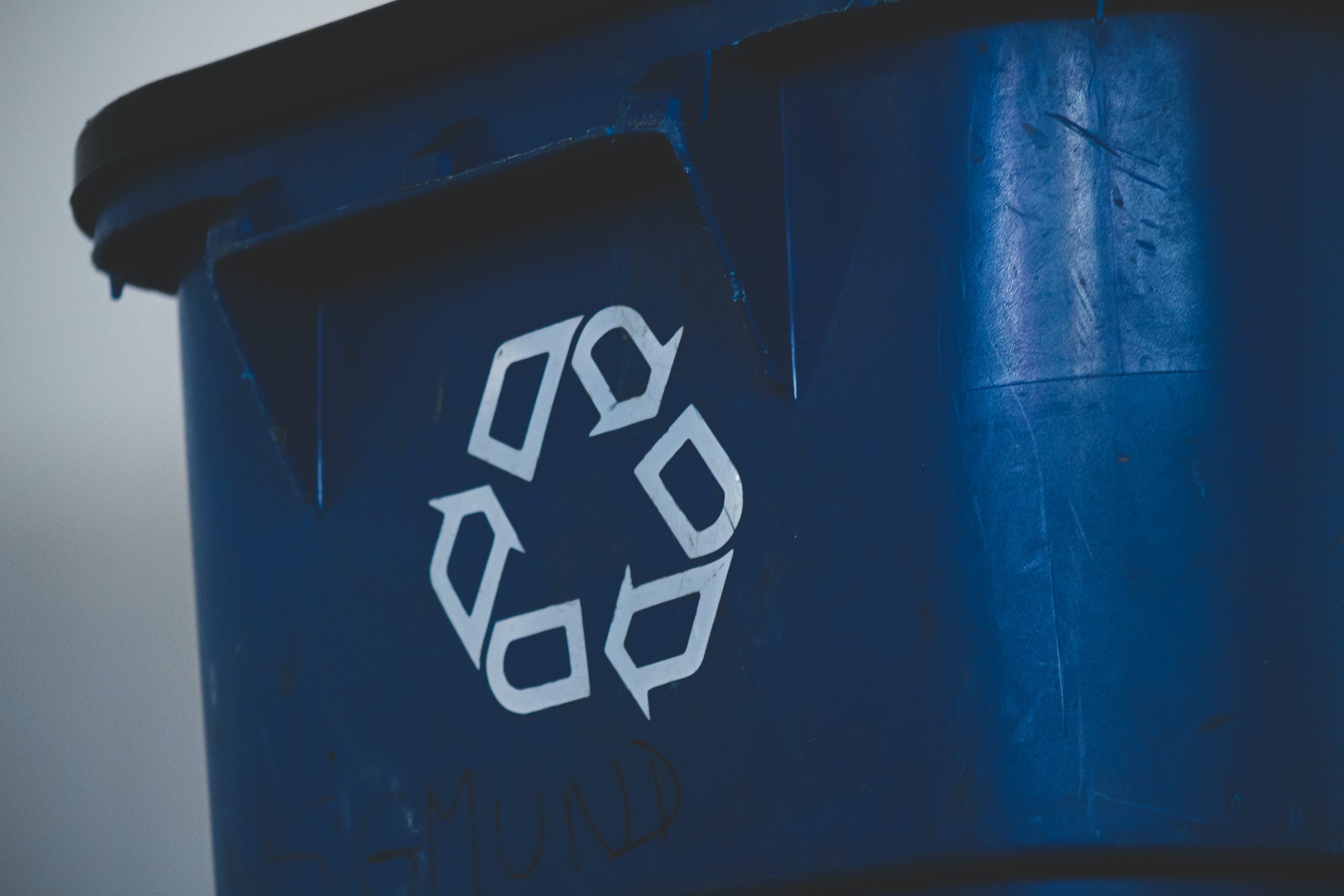 Une poubelle avec un dessin représentant une économie circulaire.