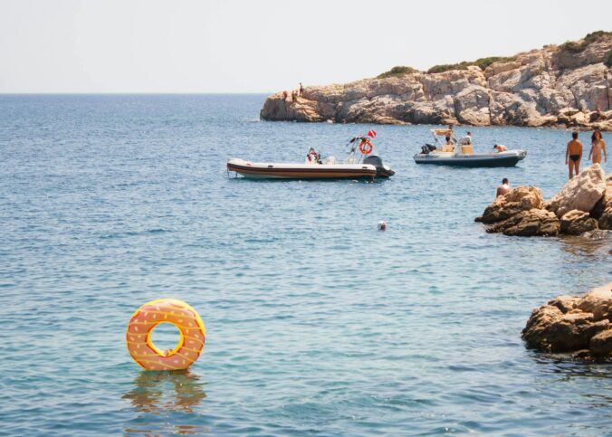 Des vacanciers dans la Méditerranée.