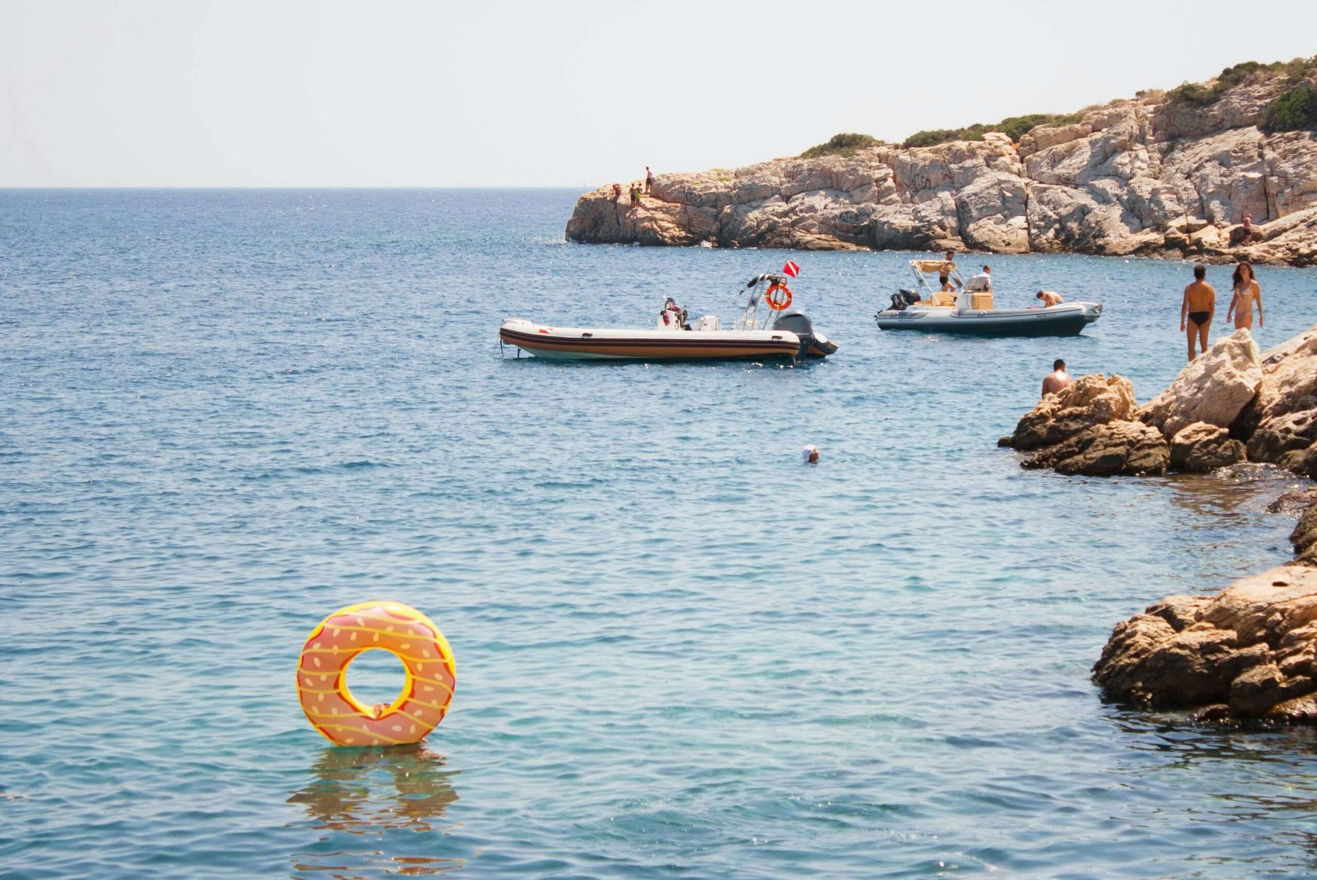 Des vacanciers dans la Méditerranée.